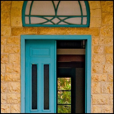 CopertinaLibano_1 Copertina viaggio in Libano: Porta azzurra di un balcone libanese.